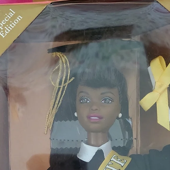 2000 Graduation Barbie - Picture 2 of 3